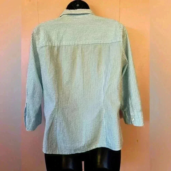 L.L. Bean Women's Seersucker 100% Cotton Blue/Wht Buttondown Sz M Preppy Top - Picture 2 of 5